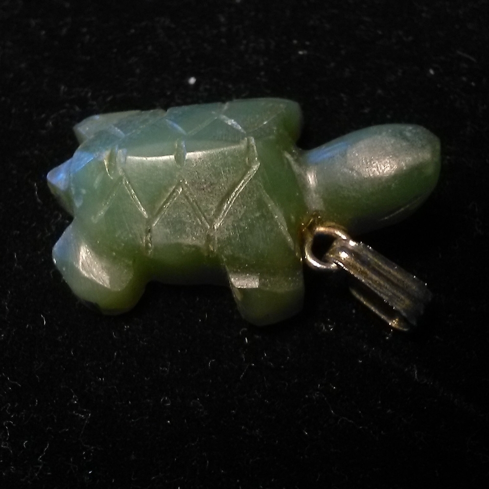 1970s VINTAGE JADE Green Turtle Reptile Pendant APPROX. 1 IN HAND ENGRAVING MADE - Picture 3 of 6